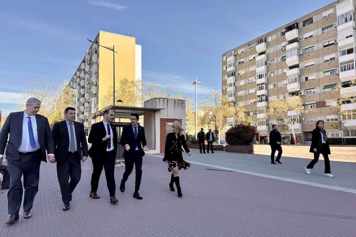 El conseller de la Presidència, Albert Dalmau, con el alcalde de Badia del Vallès, Josep Martínez, pasean por el centro del municipio.