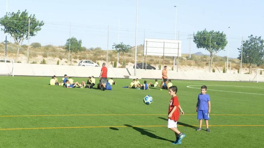 Niños jugando ayer al fútbol en el campo José Maria Lapuerta-Barrio Peral.