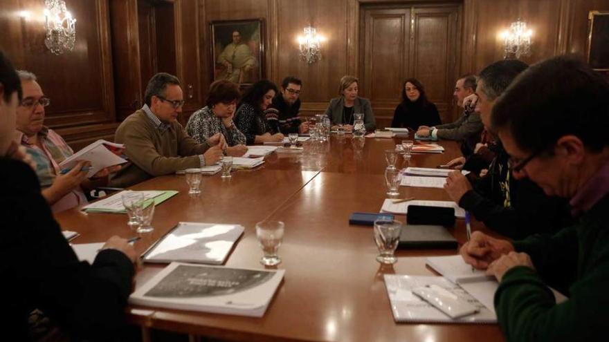 Por la izquierda, los portavoces de IU y Somos, Alejandro Cueli y David Salcines, y Covadonga Barroso, secretaria de Ganemos, ayer, durante una intervención conjunta para tratar del fallo sobre la comisión de investigación.