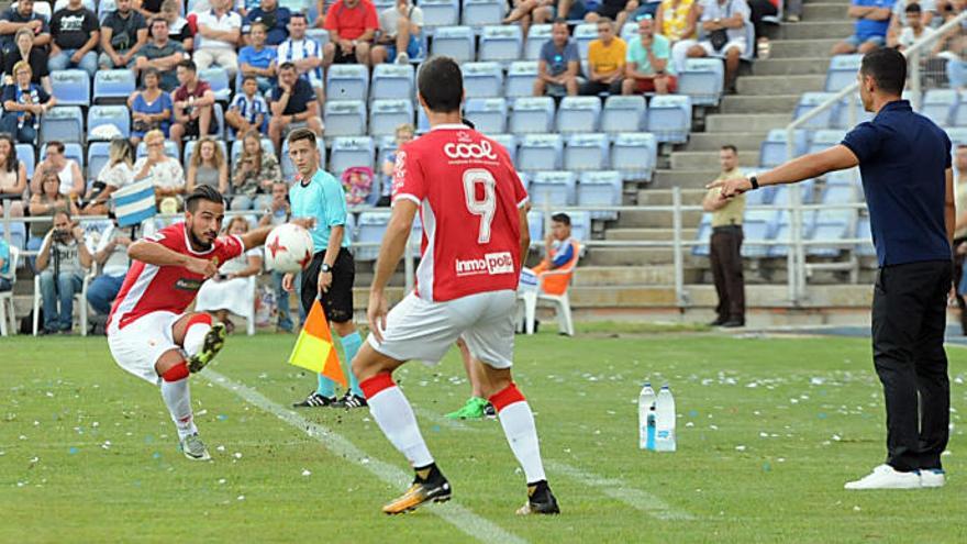 El lateral zurdo David Forniés le pasa el balón a su compañero Pedro Martín, autor del tanto de los granas en Huelva.