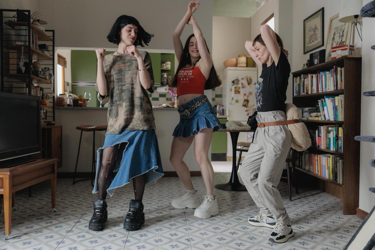 Fotograma de la serie 'Millennial Mal'. Su creadora y protagonista, Lorena Iglesias, a la derecha.