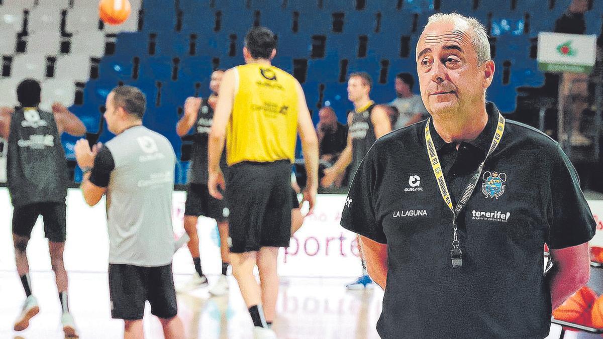 Vidorreta presencia un entrenamiento de su equipo en el inicio de la pretemporada.