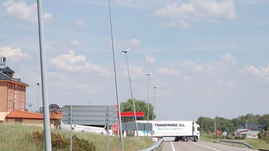 Las farolas de la travesía de Mombuey desafían la verticalidad