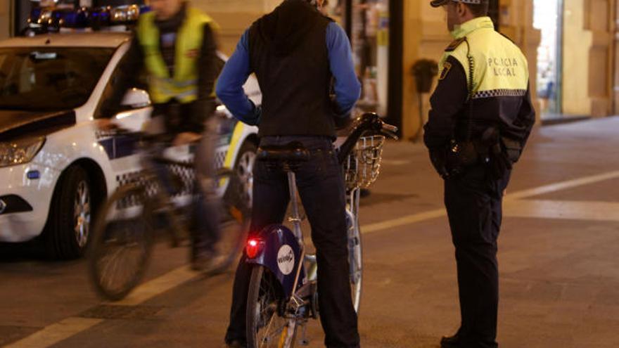 Un ciclista, durante uno de los controles de la policía