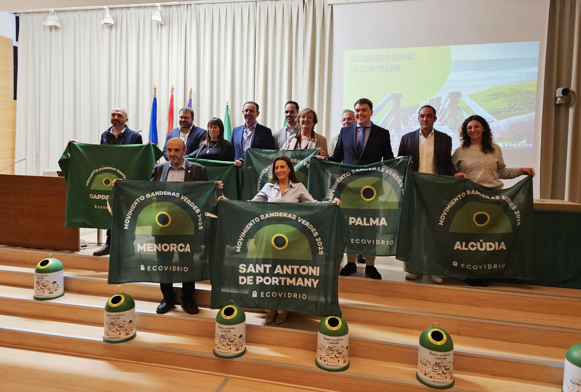 Representantes de cada municipio balear posan con sus reconocimientos
