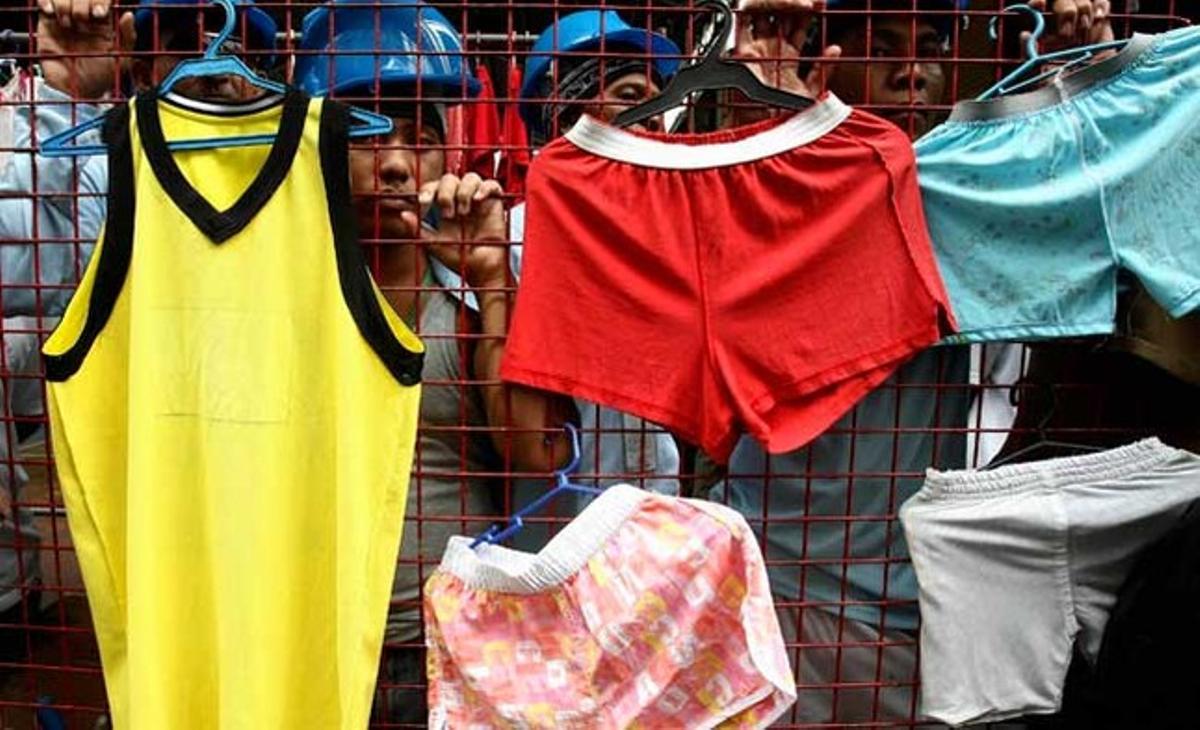 Un equip de demolició espera instruccions per entrar en un edifici de vivendes del govern, que està programat per ser demolit, però que compta amb l’oposició d’alguns inquilins.