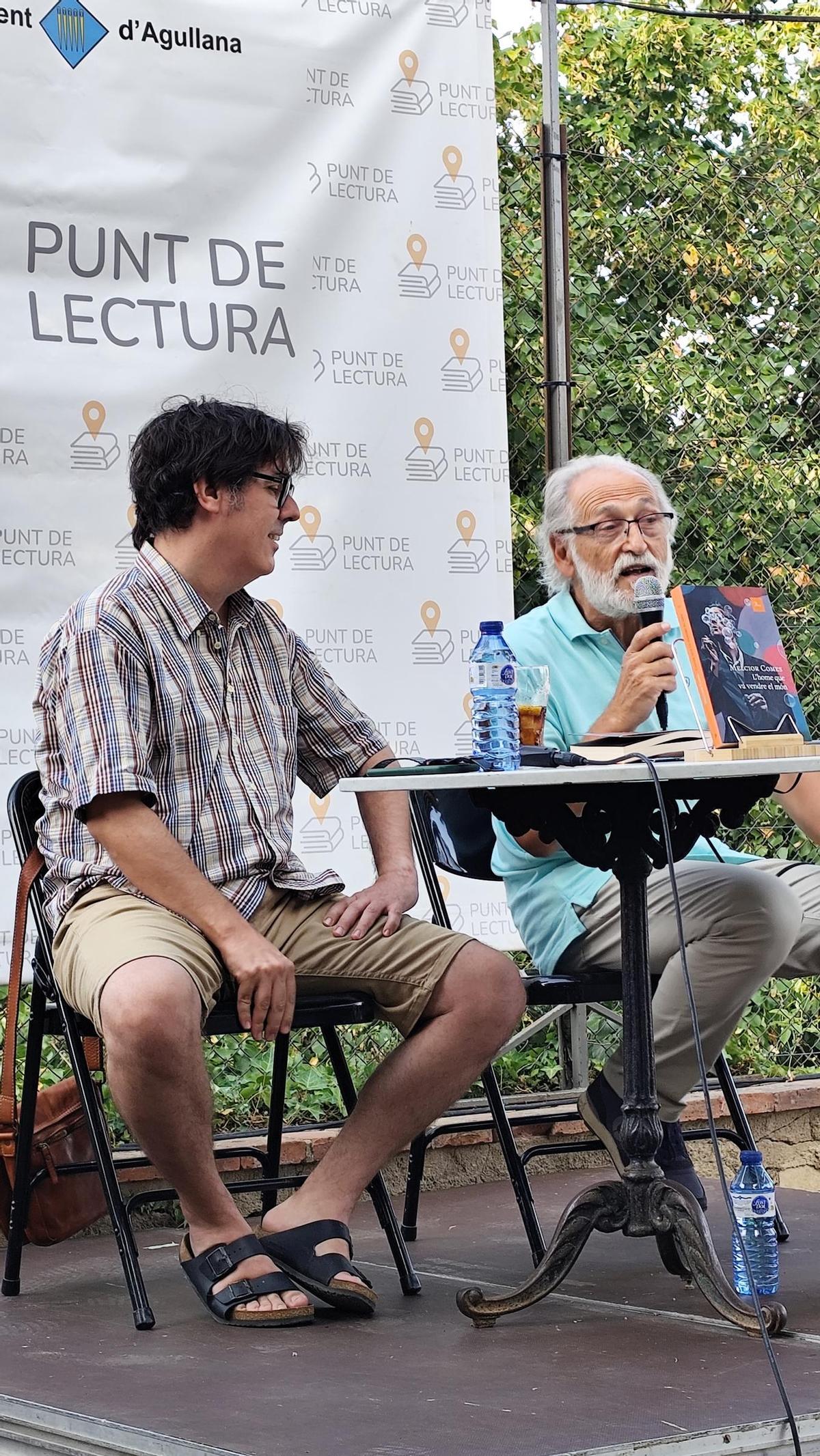 Melcior Comes amb el coordinador del cicle, Enric Tubert, als jardins de la Societat d'Agullana, divendres passat.