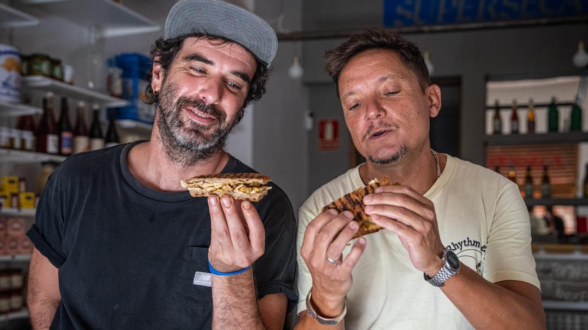 Marc Santamaria y Fede Salmón, con el bikini de pollo a l'ast de La Seca que se sirve en La Xica.