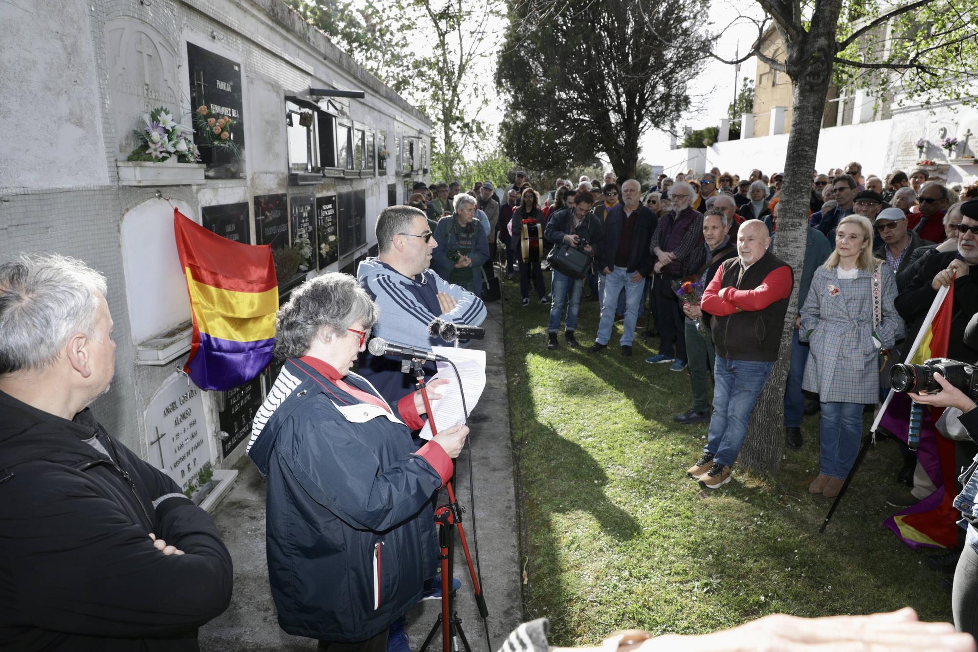 En imágenes: Gijón celebra en el cementerio del Sucu el aniversario de la II República española