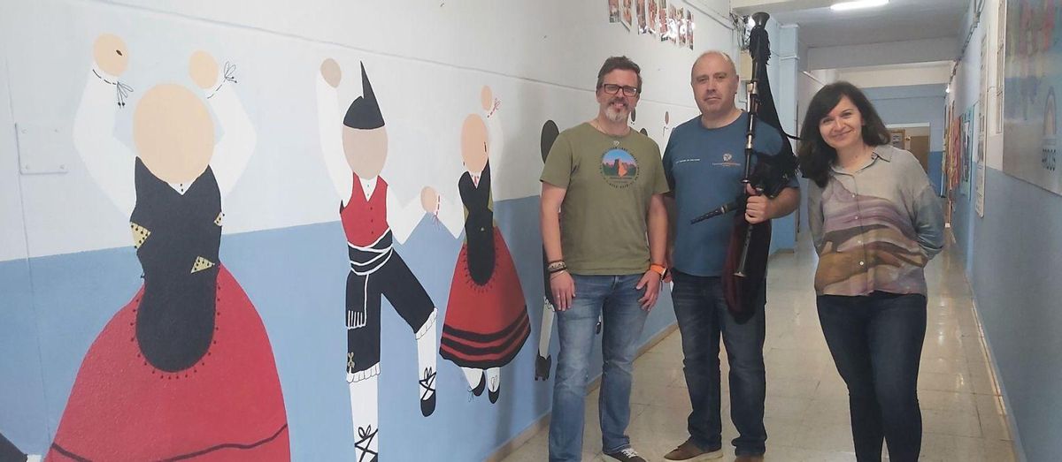 Ramsés García, direutor del colexu; Víctor Carbajal, profesor de Música, y Sandra Carranza, xefa d’estudios, xunto al mural.