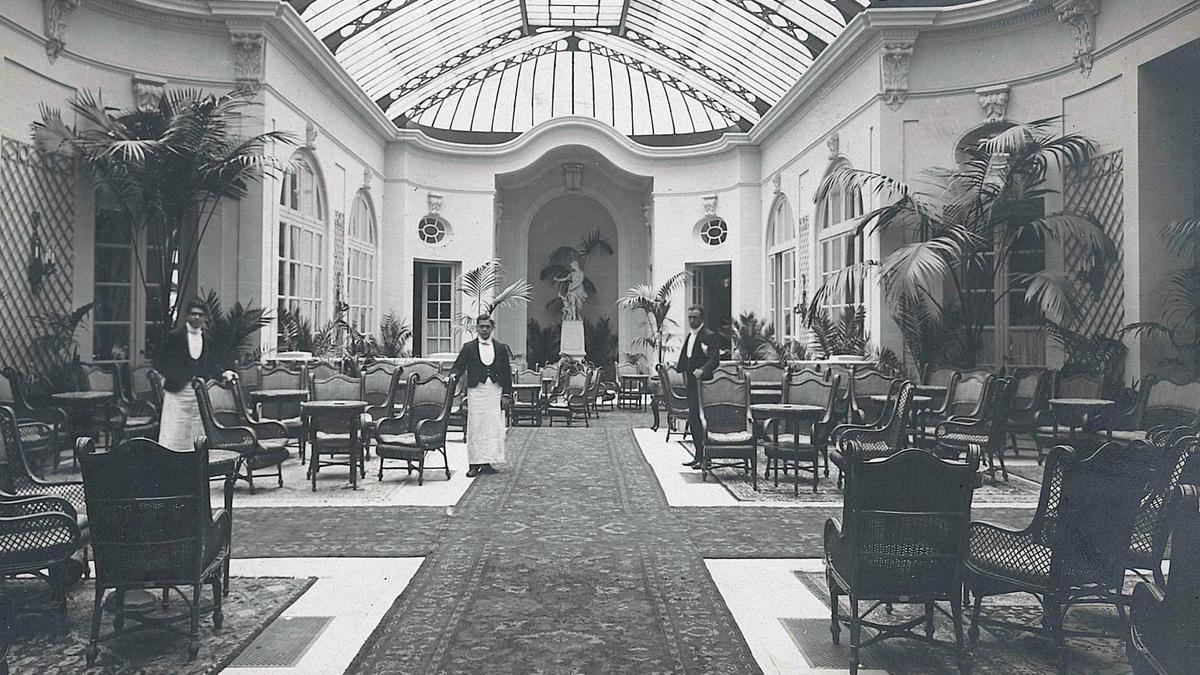 Foto de archivo del vestíbulo del Hotel Ritz, hoy en día Mandarin Oriental Ritz.
