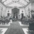 Foto de archivo del vestíbulo del Hotel Ritz, hoy en día Mandarin Oriental Ritz.