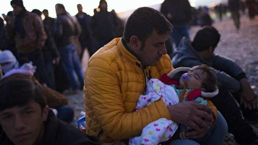 Refugiados en un campo cerca de Gevgelija (Macedonia). // Efe