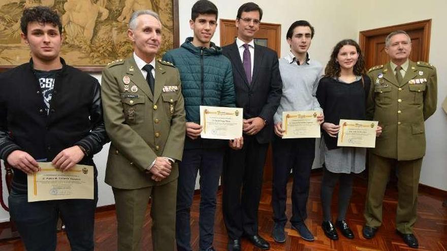 Los ganadores del concurso &quot;Carta a un militar español&quot;. // G.S.
