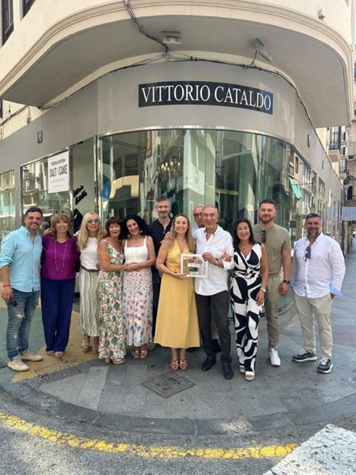 Vittorio Cataldo recibe un homenaje por parte de Lidia López, concejala de Comercio del ayuntamiento de Alicante.