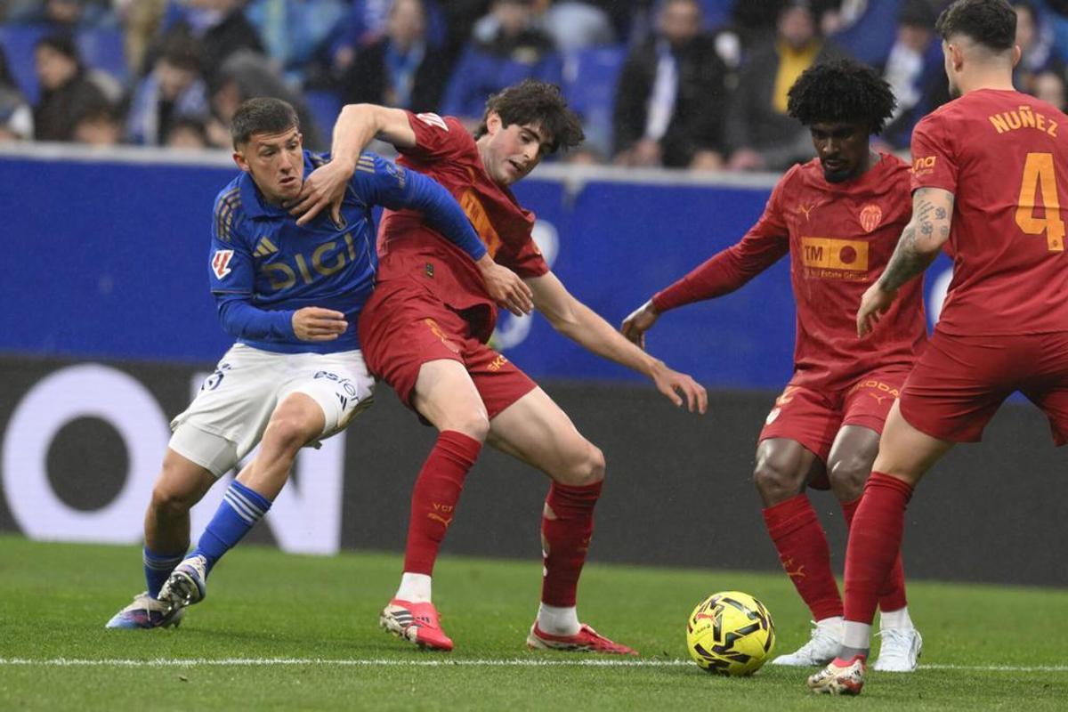 Disputa de balón en el Real Oviedo - Valencia CF