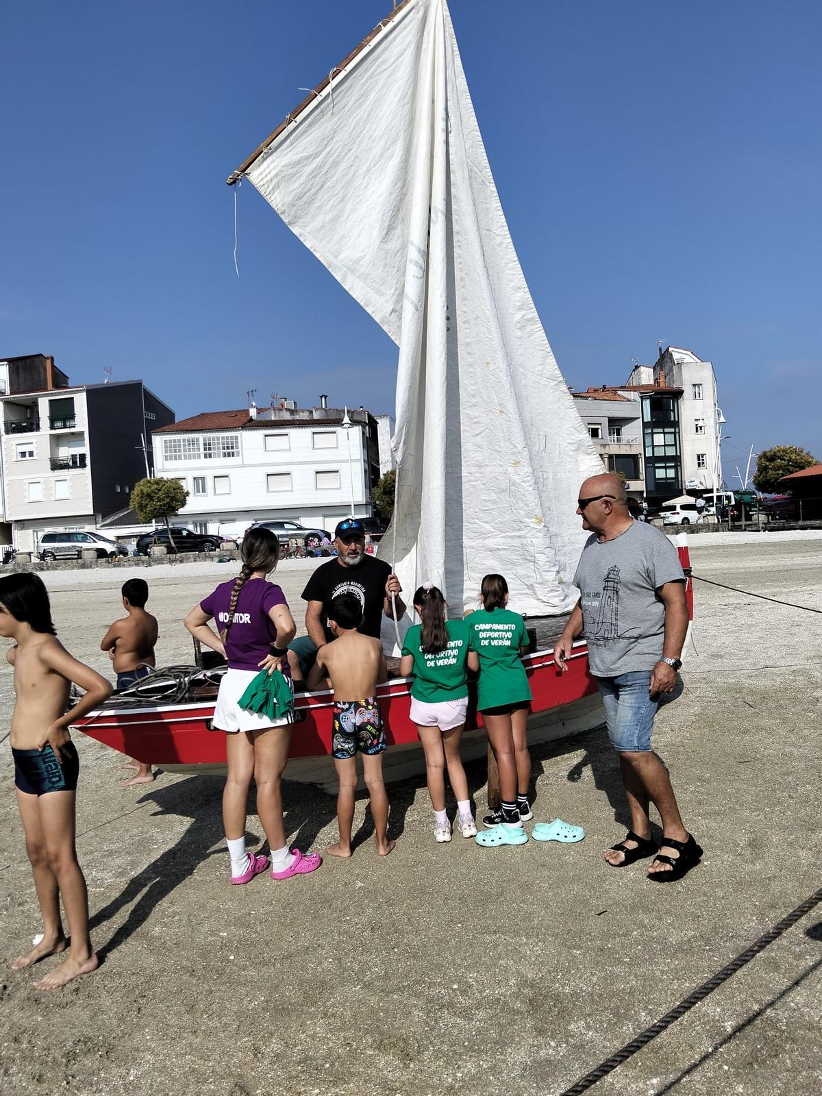 Amigos da Dorna Meca promociona la cultura marítima tradicional en el campamento juvenil de O Grove.