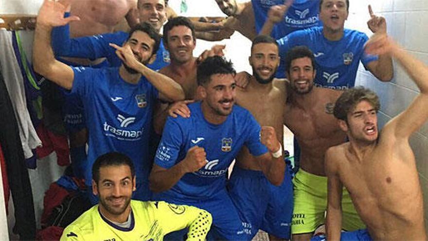 Los jugadores del Formentera celebra su clasificación.