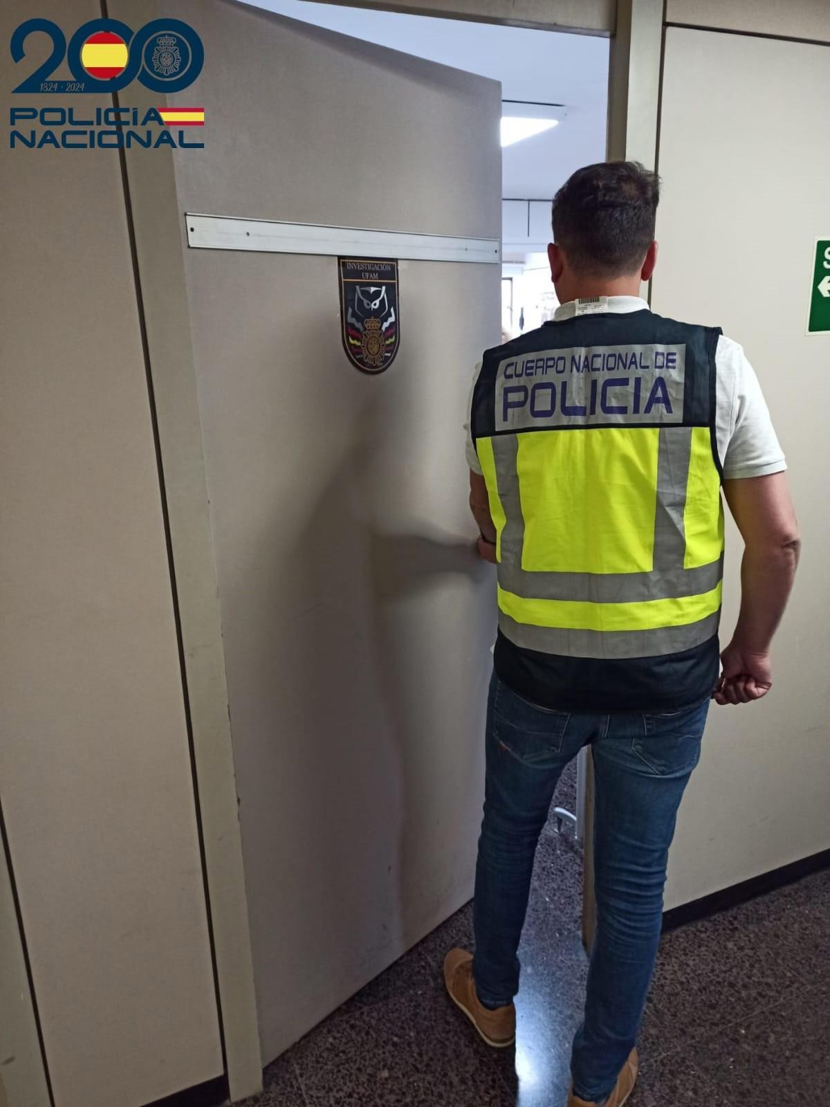 Un agente de la Policía Nacional, de espaldas. Recurso.