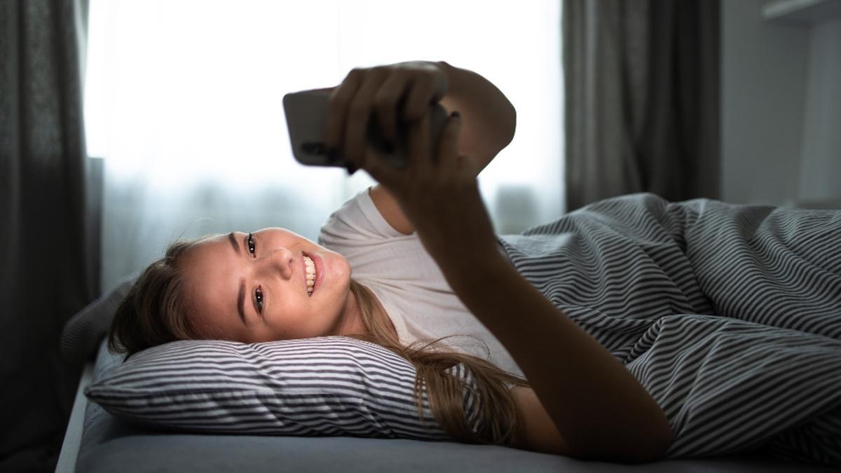 Mirar el móvil antes de dormir te impide tener un buen descanso