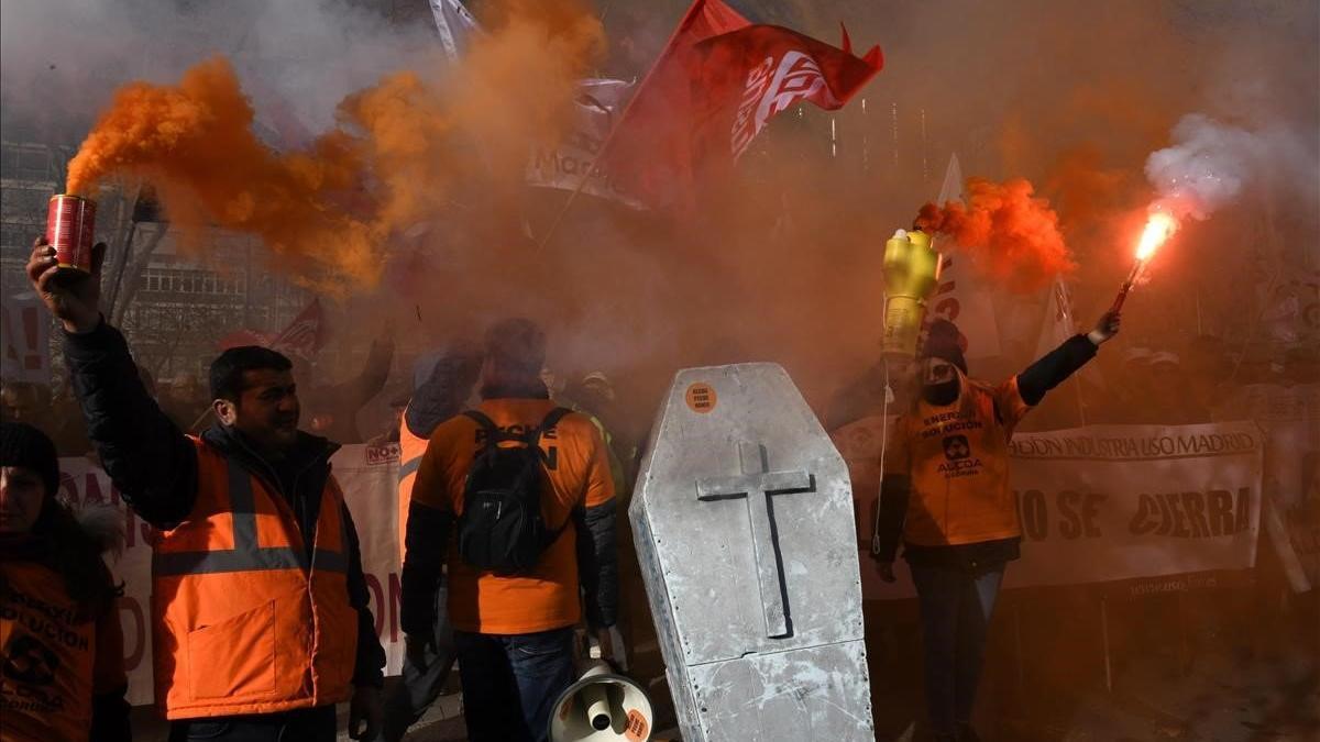 Manifestación de trabajadores de Alcoa de Avilés y A Coruña ante el Ministerio de Industria por el conflicto laboral que afrontan.