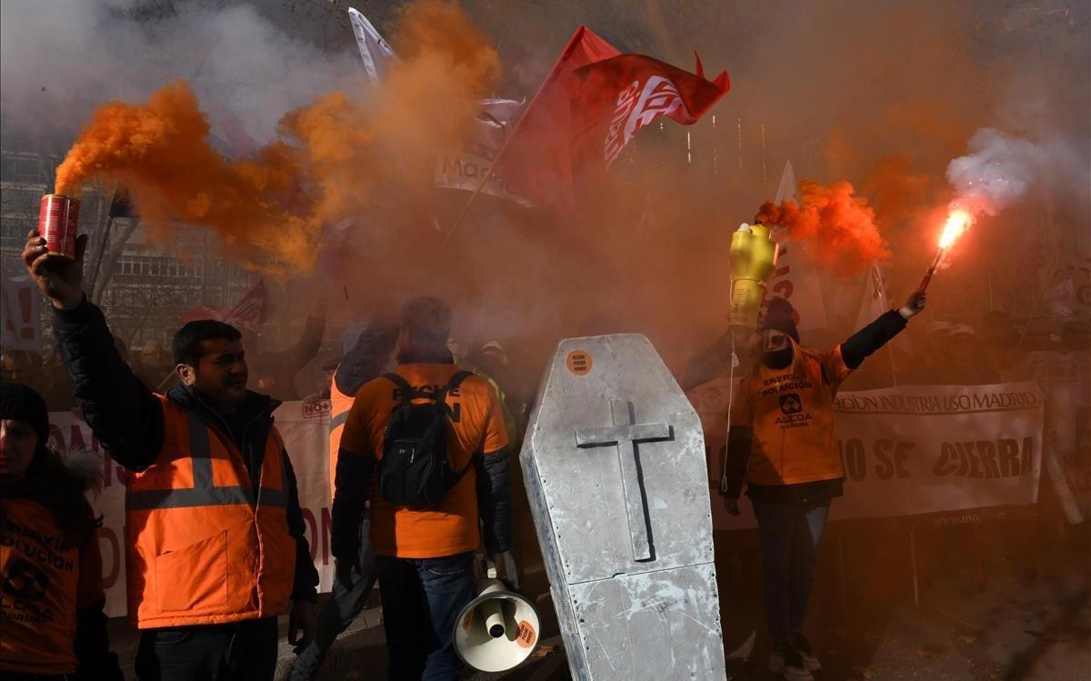 Manifestación de trabajadores de Alcoa de Avilés y A Coruña ante el Ministerio de Industria por el conflicto laboral que afrontan.