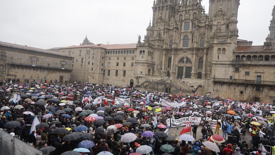 Miles de personas marchan &quot;en defensa do mar&quot; y contra la gestión de la crisis de los pélets en Compostela