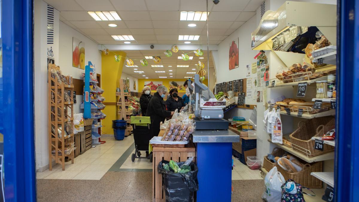 Varias mujeres en una frutería.