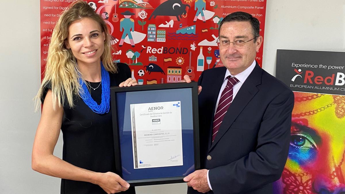 La directora de RedBond, María González Armero, y Salvador Ibáñez Moscardó de AENOR.