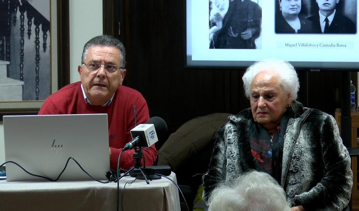 Jesús Cuadros y Remedios Villalobos, durante la presentación del libro en Priego.
