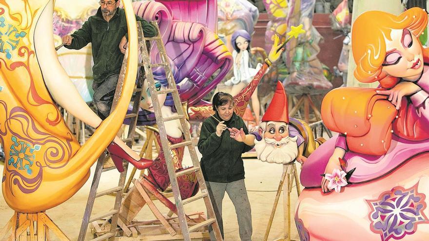 Los artistas falleros luchan por salvar su oficio de morir en la hoguera