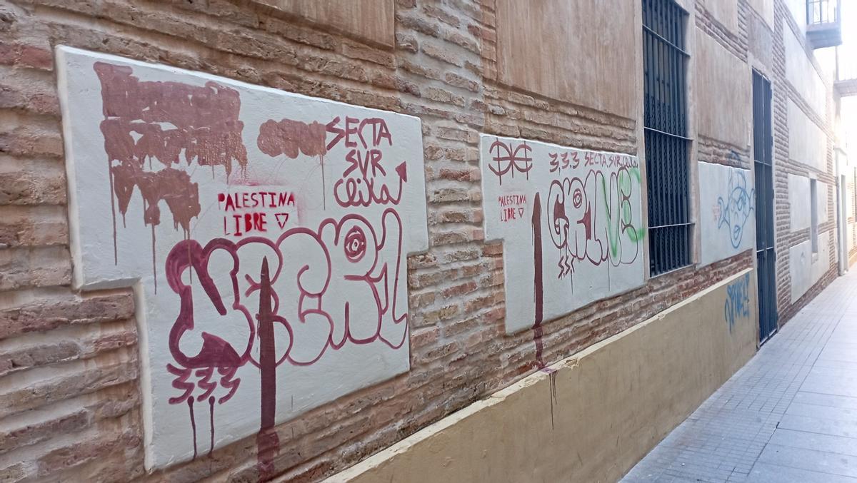 Algunas de las pintadas en la pared de San Julián, en enero.
