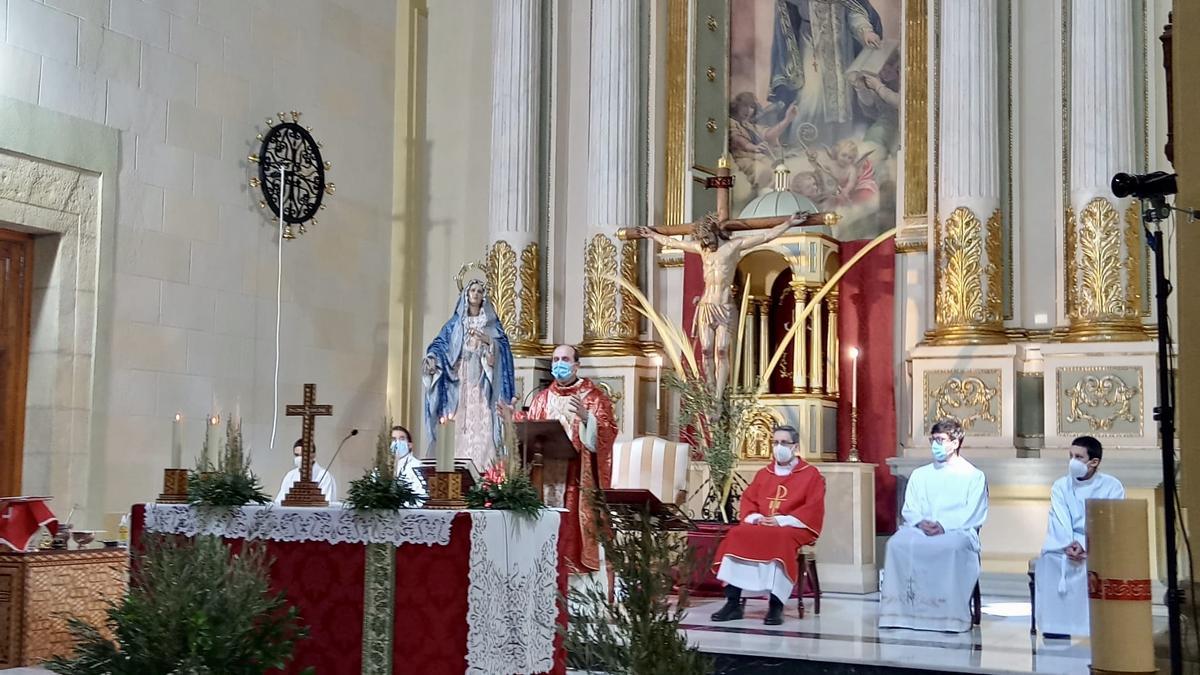 El Domingo de Ramos se celebró en el interior de las dos parroquias de San Vicente.