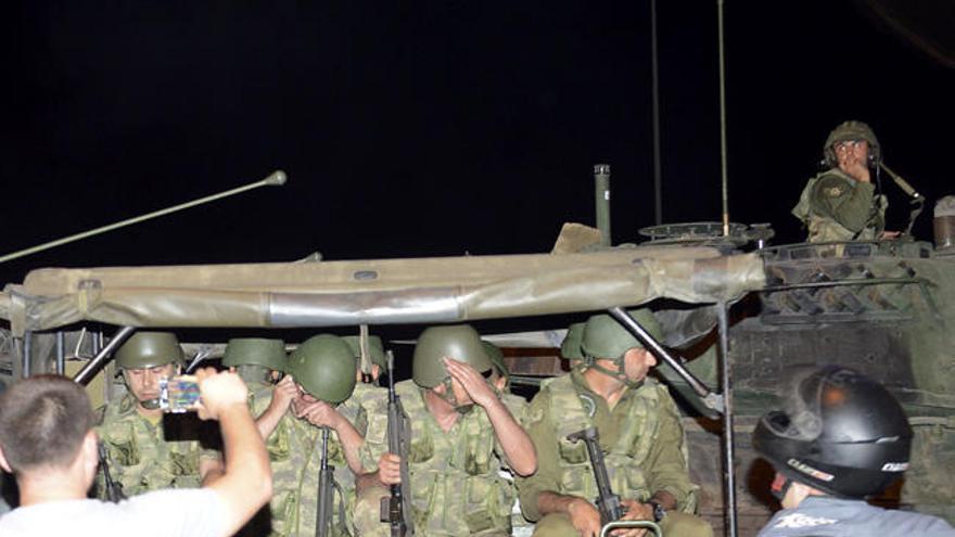 Soldados turcos en el aeropuerto de Estambul.