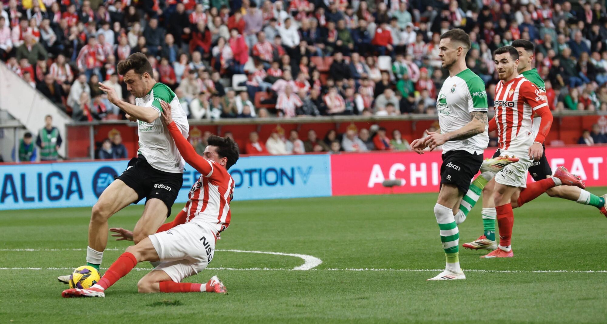 EN IMÁGENES: Ambientazo en el Sporting-Racing de Santander disputado en El Molinón