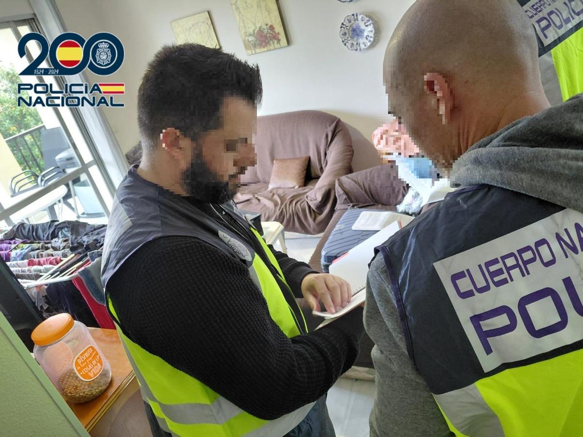 Dos investigadores durante uno de los registros.