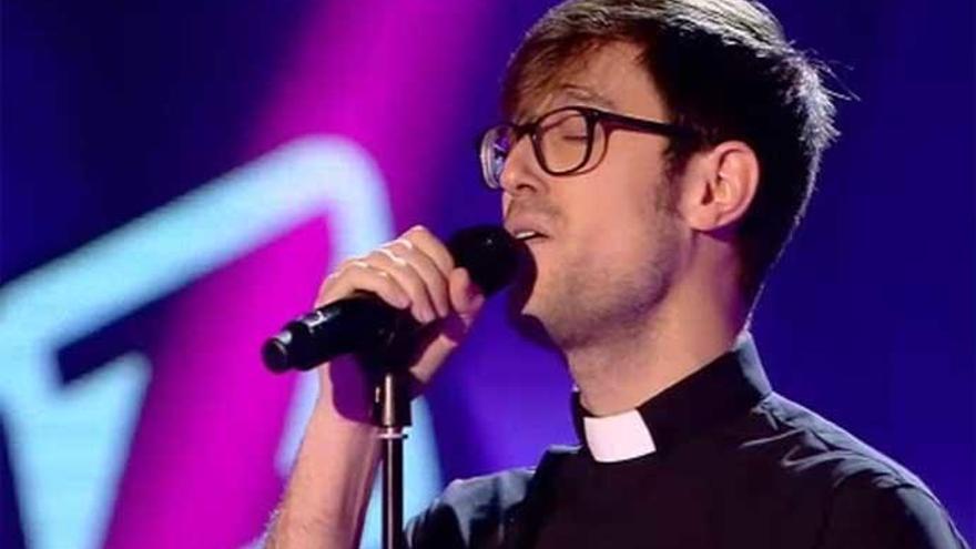 El padre Damián, aspirante a Eurovisión.