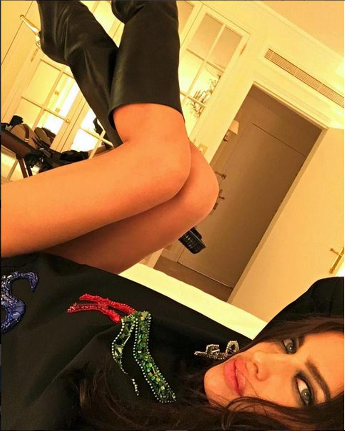 Irina Shayk, sin palo selfie y con botas de Versace