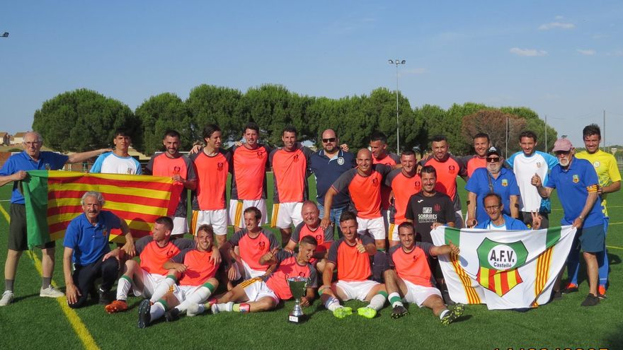 Los veteranos de Castellón con el organizador del torneo de Madrid.