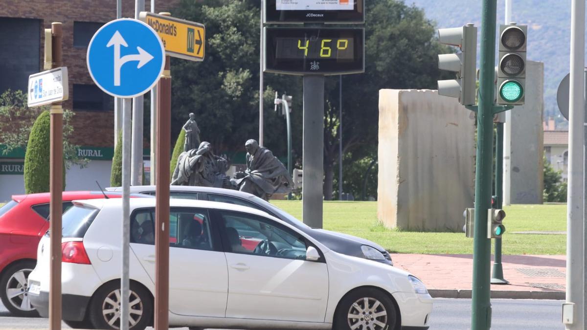 Un termómetro en la ciudad de Córdoba llegaba hasta los 46º este sábado por la tarde.