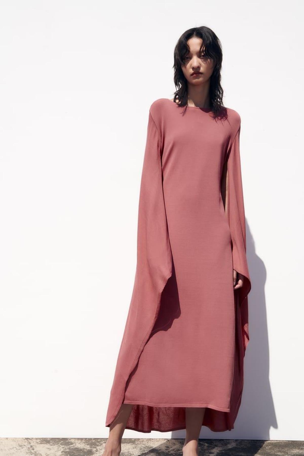 Vestido con capa rosa de Zara