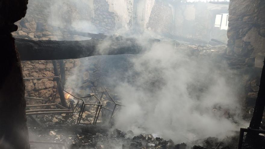 Estado en el que quedó la vivienda incendiada en Santeles. |   // BERNABÉ