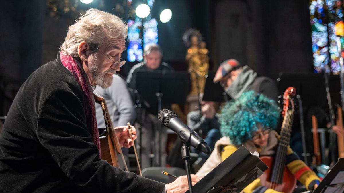 Jordi Savall fent una anotació en una partitura durant l’assaig d’ahir  | MARIA AGUT