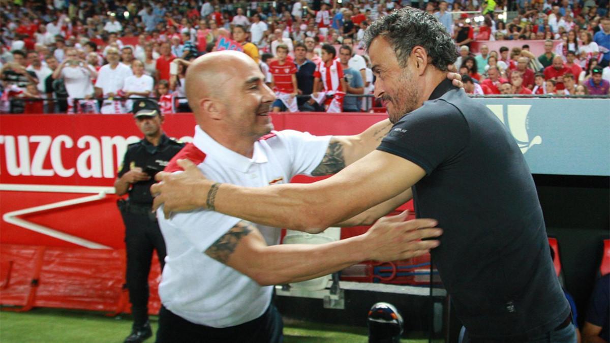 Jorge Sampaoli y Luis Enrique Martínez se saludan en el Sevilla - Barça de la Supercopa de España 2016/17