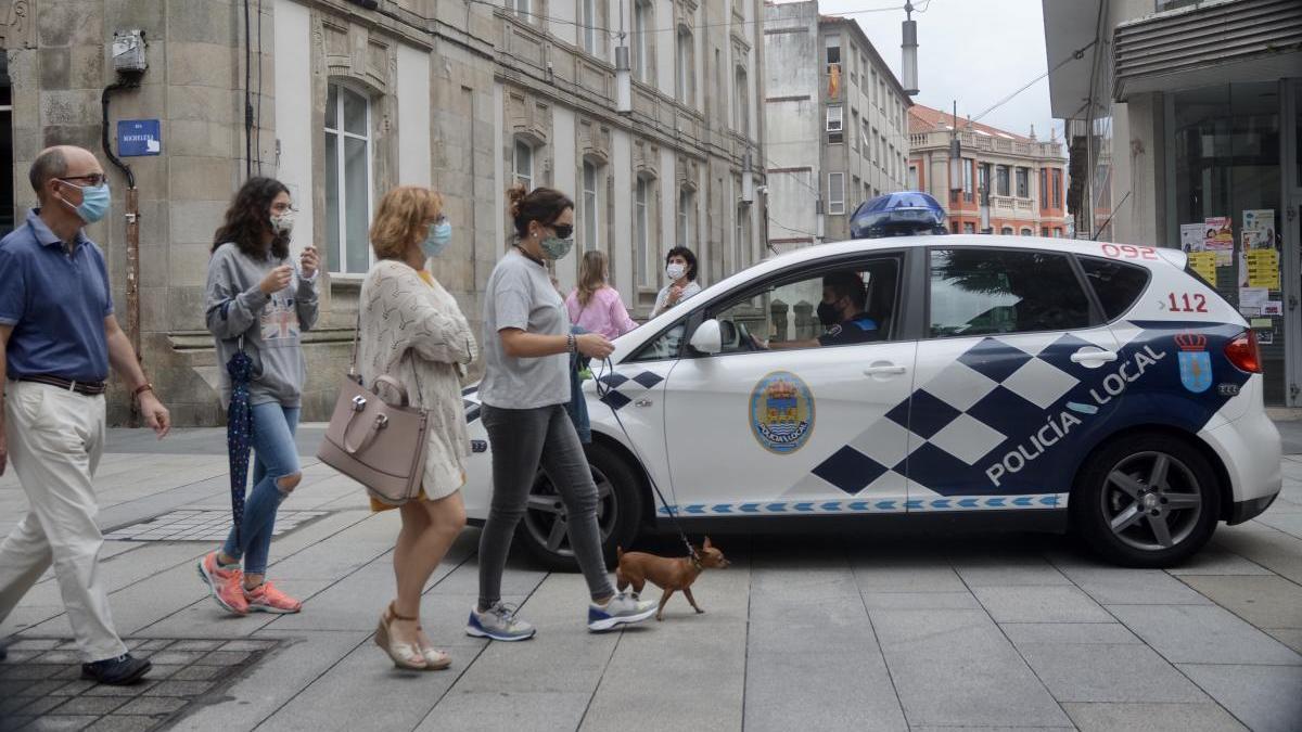 Una patrulla de la Policía Local por el centro de Pontevedra. // R. Vázquez