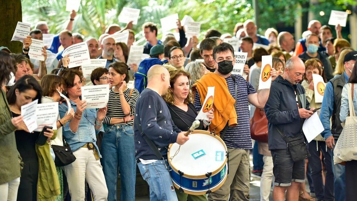 Protesta de los funcionarios de la Diputación por la eliminación de las primas por jubilación anticipada.