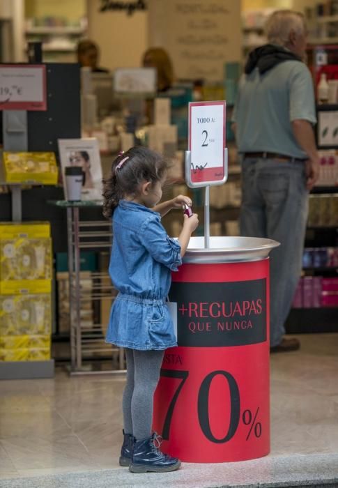 LAS PALMAS DE GRAN CANARIA A 30/06/2017. Rebajas de verano en las tiendas de la zona comercial de Triana. FOTO: J.PÉREZ CURBELO