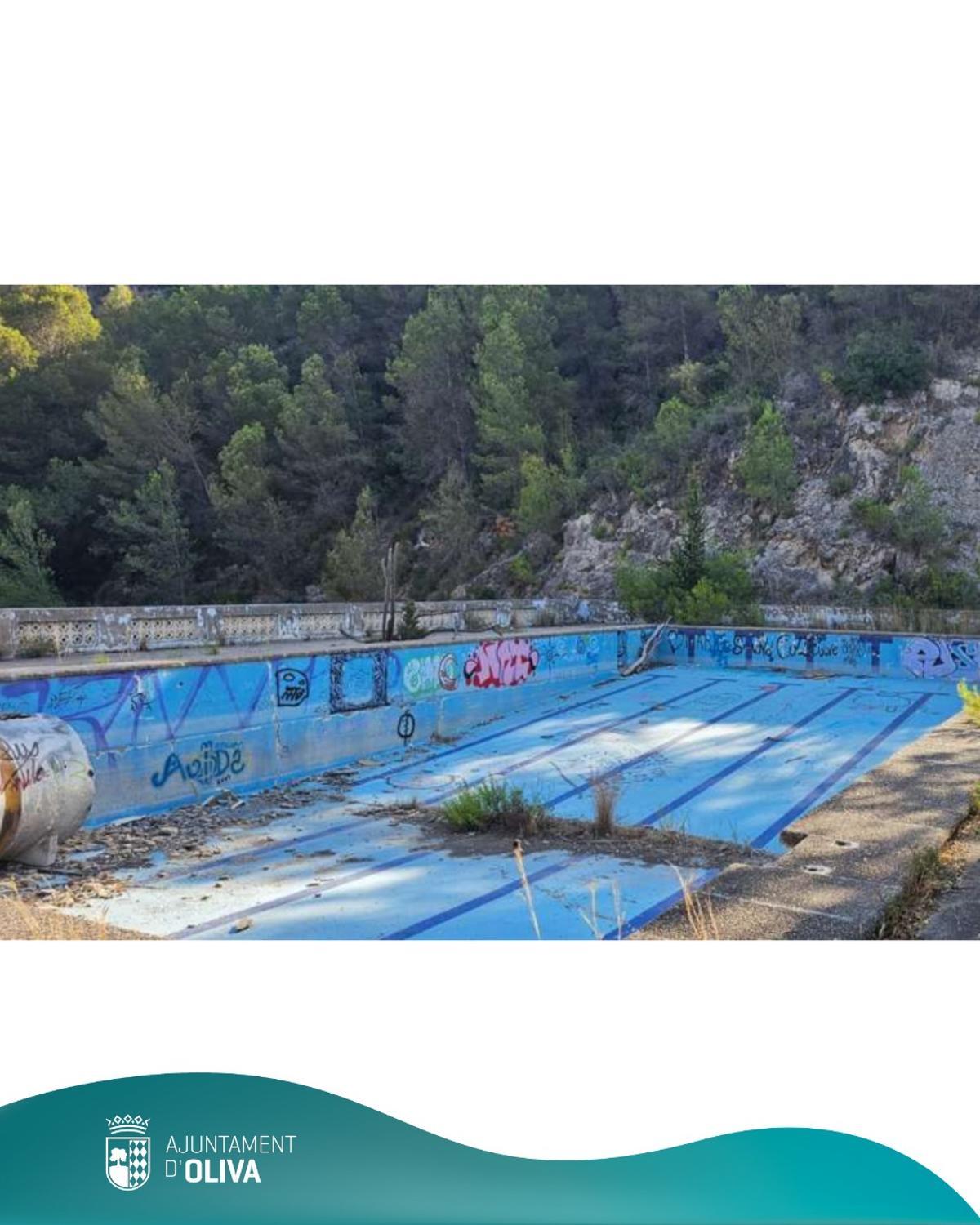 La antigua piscina del campamento, en desuso y degradada