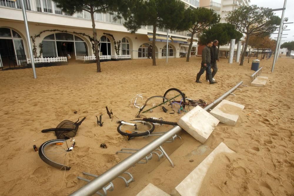 La sorra inunda el passeig de Platja d'Aro i genera destrosses