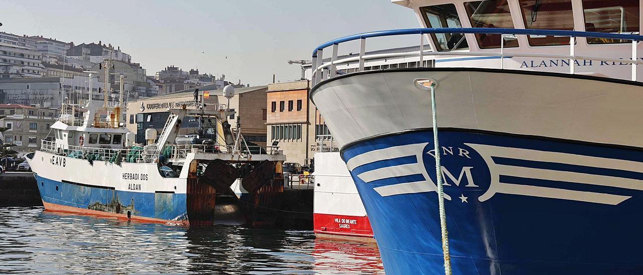 Barcos pesqueros de Gran Sol amarrados ayer en O Berbés. |  RICARDO GROBAS